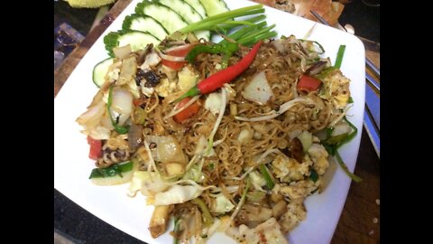 S2 Edition #12 Stir Fry Vietnamese Noodle w/Cuttlefish (Mực Nang) Rooftop Cooking in Saigon (Vietnam cuisine)