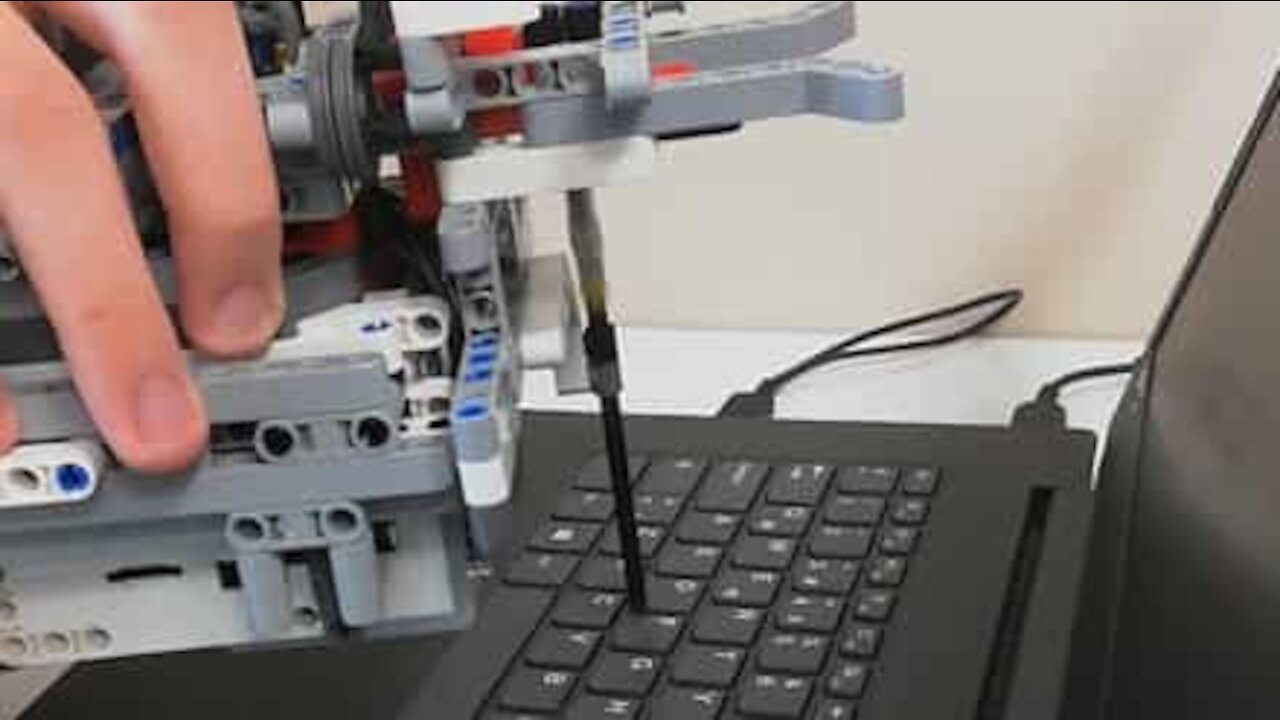 Det Hviske lyd Fyr laver ubrugelig robot til at trykke på F-tasten - Buzz Videos