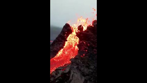 Drone capta imagens incríveis de vulcão em erupção na Islândia