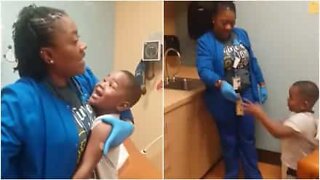Sjuksköterska lugnar ett barn som ska ta en spruta med 50 kr!