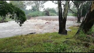 Rain causes flash flooding in Johannesburg (2Tf)