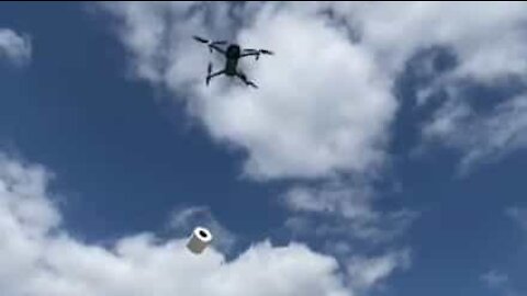 Fyr leverer toiletpapir til sin ven ved hjælp af drone
