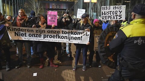 Netherlands: Dozens protest in The Hague as COVID restrictions extended over Xmas and NYE - 14.12.21