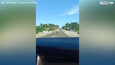 Ce motard fait des écarts dangereux sur la route