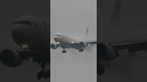 Fog & Condensation 767 landing🌫️ #aviation #boeing #weather