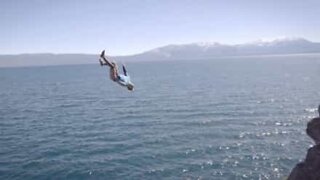 Upea kuolemaa uhmaava hyppy Tahoejärveen