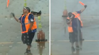 Airport employee wows passengers with epic dance moves during delay