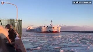 Enorme navio pesqueiro congelado aporta em Minessota