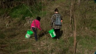 Milwaukee volunteers clean up trails on Earth Day
