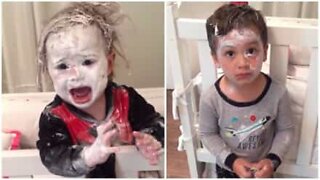 Deux enfants se tartinent le visage avec la crème de leur mère