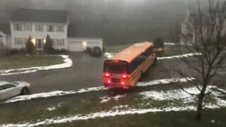 Scuolabus scivola pericolosamente negli Stati Uniti