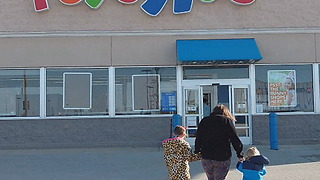 Family bids emotional goodbye to Toys 'R' Us store