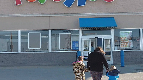 Family bids emotional goodbye to Toys 'R' Us store