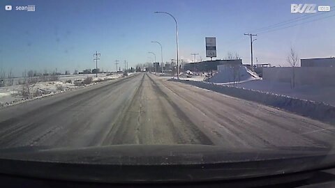 Anhænger på pickup glider isglatte veje
