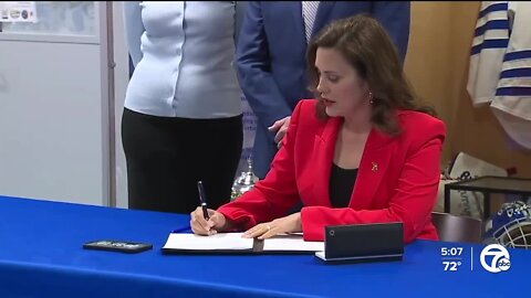 Gov. Whitmer signs legislation to prevent distracted driving