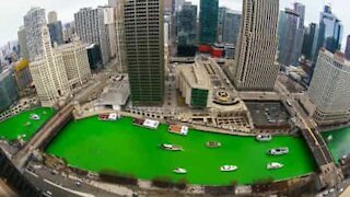 A Chicago il fiume è totalmente verde il giorno di San Patrizio!