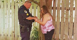 Police Officer Spend Time To Pray With A Woman