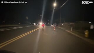 Un skateur a perdu le contrôle et est entré dans une voiture