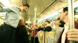 New York metroband spiller Queens 'Somebody To Love'