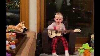 Ce garçon interprète un chant de Noël pour sa famille