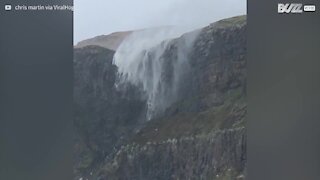Imperdibile: una cascata dove l'acqua torna su!
