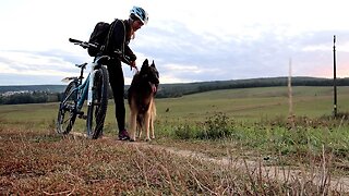 ENERGETIC DOG CAN’T HIDE EXCITEMENT WHEN HE GOES BIKE RIDING WITH OWNER
