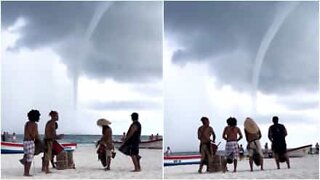 Músicos tocam numa praia durante um tornado