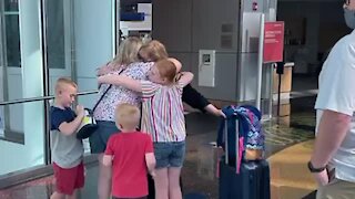 Kids see grandma for the first time since 2019