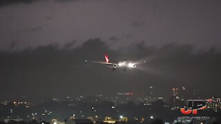 Incredible footage of stormy weather landing at Sydney Airport