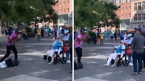 Street performer serenades woman in wheelchair with classic Sinatra tune