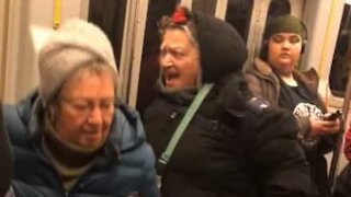 Mulher grita desenfreadamente por lugar no metro
