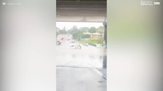 Kvinne reddes fra oversvømt bil
