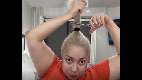 Woman’s Hair Breaks Off In Bleaching Disaster!