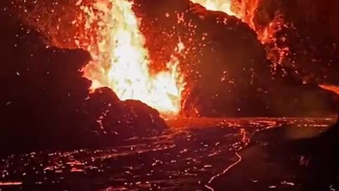 Jaw-dropping nighttime visuals of erupting volcano in Iceland