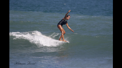 Jessica surfs