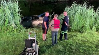 Passerby saves woman from sinking car