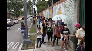 Reportan grandes filas en reinicio de jornada de vacunación en Bucaramanga
