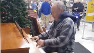 Man stuns store's customers with his piano skills