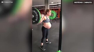 Esta grávida é a rainha da academia!