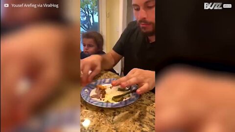 Pai tenta enganar o filho a comer vegetais