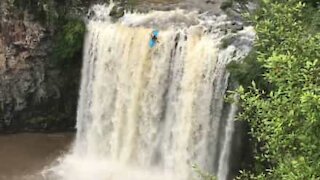 Australia: una piccola canoa e un cascata di 20 metri, adrenalina pura!