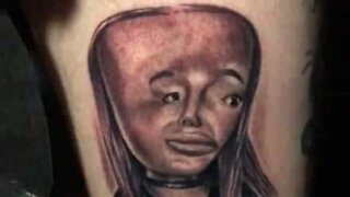 Artista tatua retrato abominável de Ariana Grande