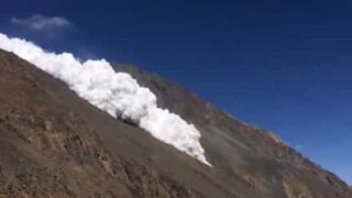 Dramatisk lavin bland pakistanska bergen