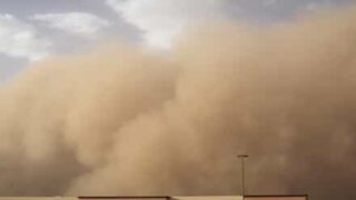 Huge sandstorm turns day into night