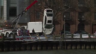 Car pulled from Cuyahoga River
