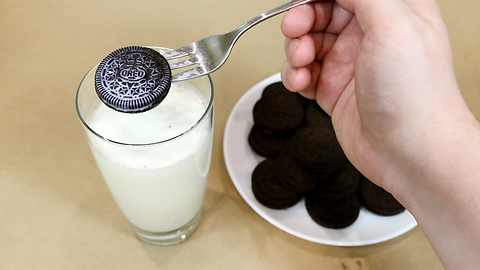 How to properly eat an Oreo cookie