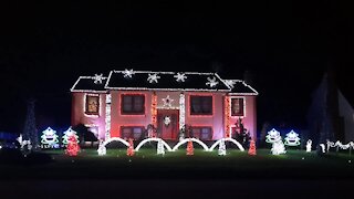 Home light show syncs to 'That's Christmas To Me' by Pentatonix
