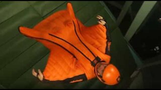 Batte il record mondiale volando in wingsuit per 6 ore