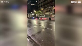 Homem em patinete elétrica é visto fugindo da polícia