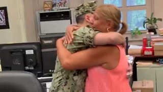 Daughter reunites with mom after serving in the navy for a year